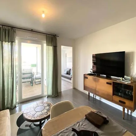 New Apt Behind Train Station * Arcachon