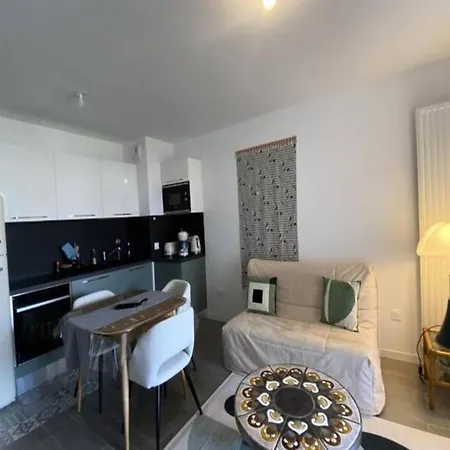 New Apt Behind Train Station Apartment Arcachon
